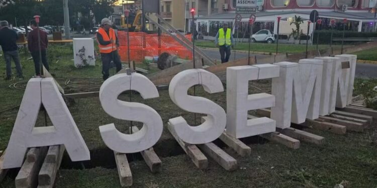Assemini città della ceramica: il benvenuto nella rotatoria che si affaccia sulla ss 130 realizzato dagli artisti locali