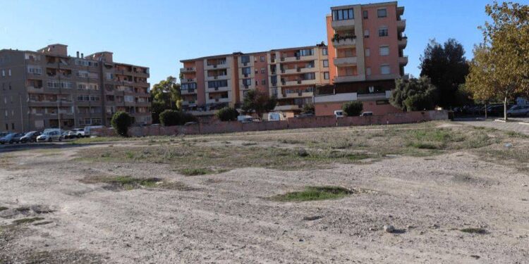 Quartu, un parco letterario in via Lussemburgo: vegetazione, arredi e percorsi dialogano con testi e autori