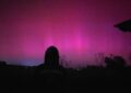 L’aurora boreale incanta e oggi potrebbe regalare il bis: occhi alzati verso il cielo anche in Sardegna