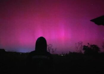 L’aurora boreale incanta e oggi potrebbe regalare il bis: occhi alzati verso il cielo anche in Sardegna
