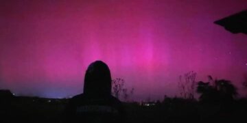 L’aurora boreale incanta e oggi potrebbe regalare il bis: occhi alzati verso il cielo anche in Sardegna