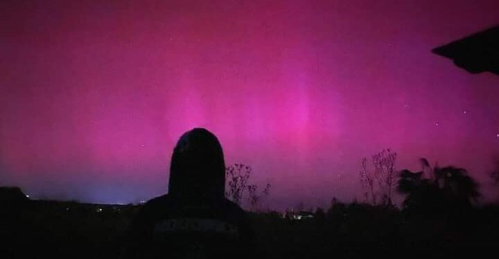 L’aurora boreale incanta e oggi potrebbe regalare il bis: occhi alzati verso il cielo anche in Sardegna