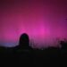 L’aurora boreale incanta e oggi potrebbe regalare il bis: occhi alzati verso il cielo anche in Sardegna