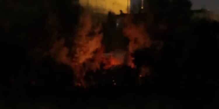 Sestu, ancora roghi durante la notte e un forte odore di plastica bruciata