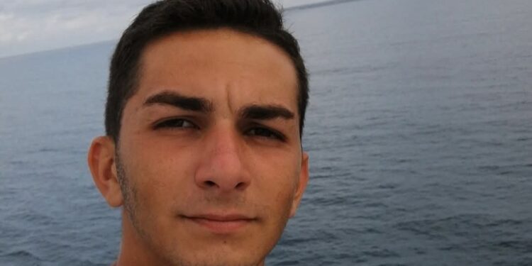 Selargius, l’ultimo straziante saluto a Nicola Salis, morto due giorni fa in un terribile incidente stradale in moto