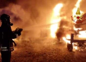 Cagliari, pauroso incendio in viale Monastir: 9 automezzi coinvolti