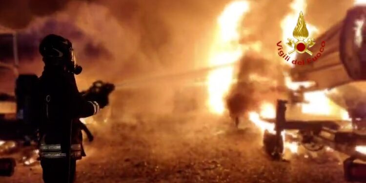 Cagliari, pauroso incendio in viale Monastir: 9 automezzi coinvolti