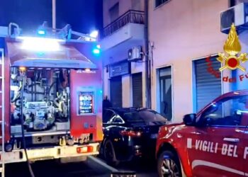 Quartucciu, in fiamme il tetto di un’abitazione: notte di lavoro per i vigili del fuoco