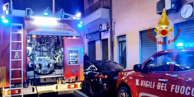 Quartucciu, in fiamme il tetto di un’abitazione: notte di lavoro per i vigili del fuoco