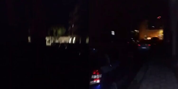 Cagliari, Sant’Avendrace ancora al buio: residenti costretti a uscire con la pila per camminare