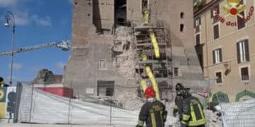 Roma, crollo alla Torre dei Conti ai Fori Imperiali: grave un operaio