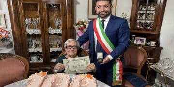 Cagliari celebra  i 100 anni della signora Giuseppa Salaris: l’omaggio dei Carabinieri