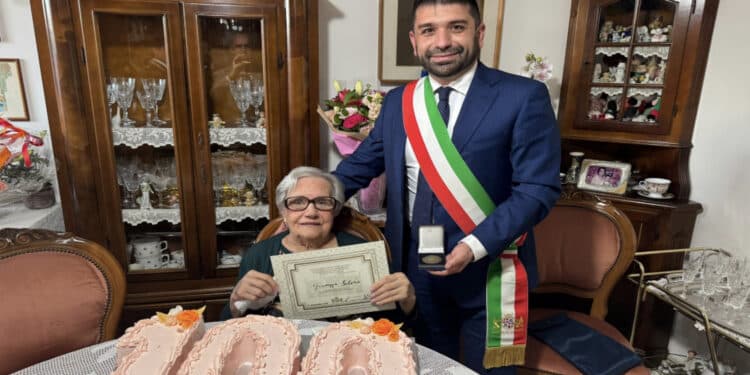 Cagliari celebra i 100 anni della signora Giuseppa Salaris: l’omaggio dei Carabinieri