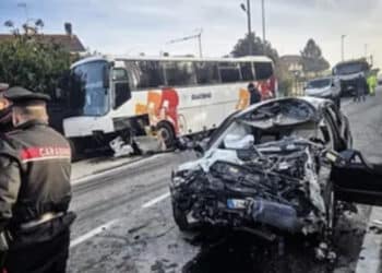 Tragico scontro fra un bus scolastico e un’auto, morto il conducente