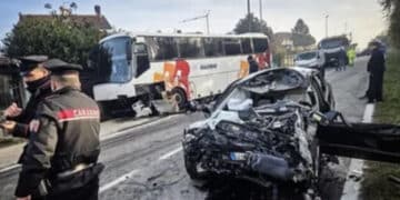 Tragico scontro fra un bus scolastico e un’auto, morto il conducente
