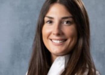 Finisce con l’auto contro un camion: muore 36enne incinta al nono mese