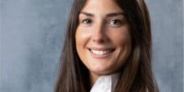 Finisce con l’auto contro un camion: muore 36enne incinta al nono mese