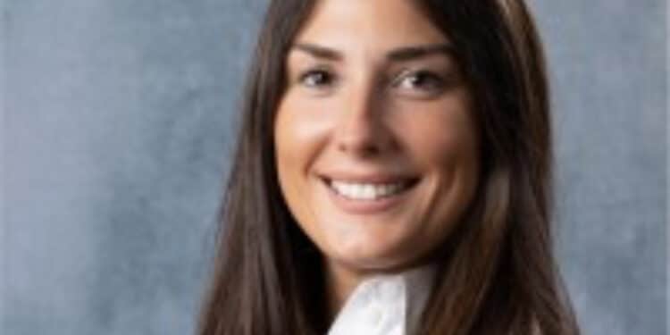 Finisce con l’auto contro un camion: muore 36enne incinta al nono mese