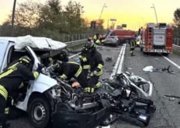 Tragico scontro fra auto e furgone: 3 morti