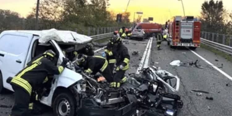 Tragico scontro fra auto e furgone: 3 morti