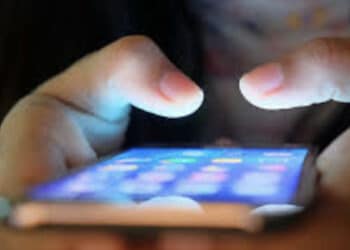 Diffonde chat private per vendicare le donne tradite: condannata 55enne