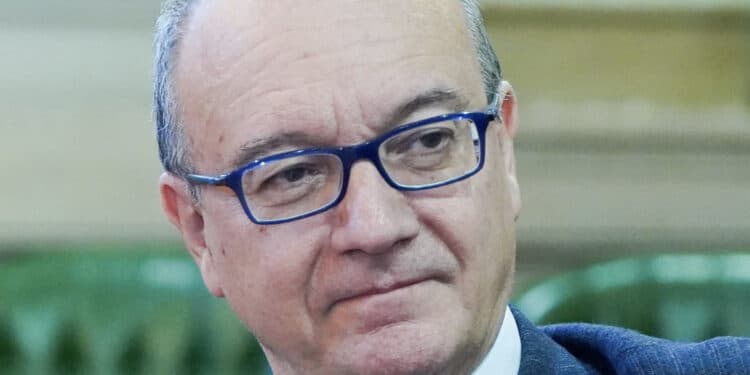 Educazione sessuale a scuola, scontro aperto fra Valditara e le opposizioni: “Si sfruttano i femminicidi, vergognatevi”