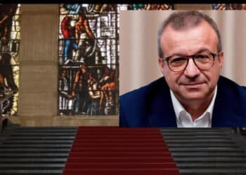 Crash a Roma, il singolare infortunio dell’assessore sardo Cani del Pd: cade e distrugge la vetrata di Sironi