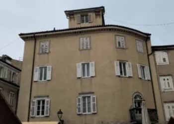 Uccide il figlio di 9 anni tagliandogli la gola: fermata 55enne