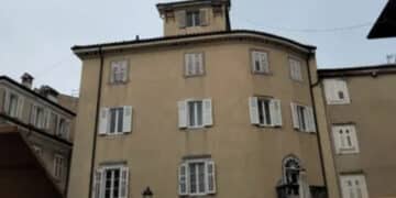 Uccide il figlio di 9 anni tagliandogli la gola: fermata 55enne