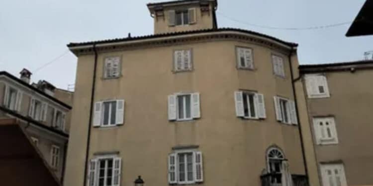 Uccide il figlio di 9 anni tagliandogli la gola: fermata 55enne