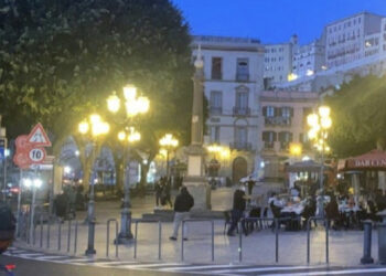 Cagliari, aggressione di gruppo in piazza Yenne: ragazzo colpito a calci e pugni