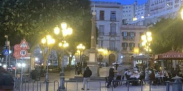 Cagliari, aggressione di gruppo in piazza Yenne: ragazzo colpito a calci e pugni