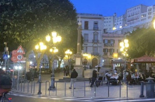 Cagliari, aggressione di gruppo in piazza Yenne: ragazzo colpito a calci e pugni