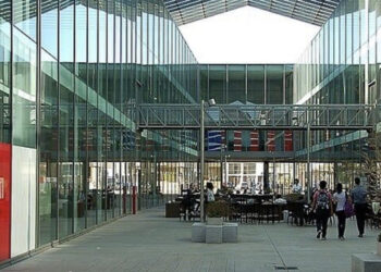 Cagliari, l’antifurto della mediateca in funzione senza sosta dalle 5 del mattino: residenti esasperati chiamano le forze dell’ordine