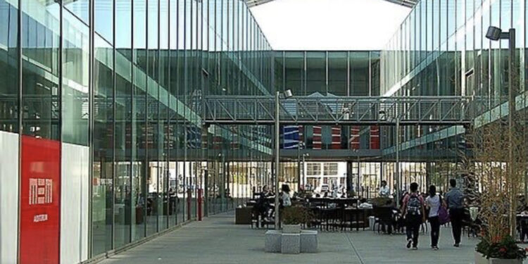 Cagliari, l’antifurto della mediateca in funzione senza sosta dalle 5 del mattino: residenti esasperati chiamano le forze dell’ordine