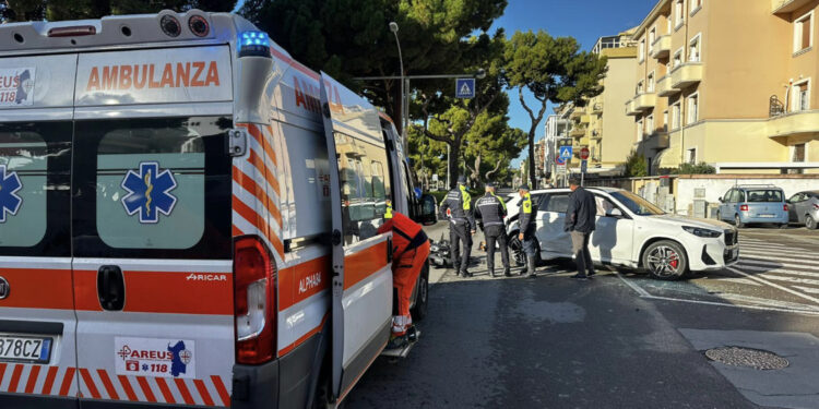 Cagliari, scontro auto-moto in Viale Diaz: centauro in codice rosso