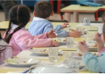 Bimbo morto soffocato all’asilo: impigliato ad un albero per colpa del cappuccio