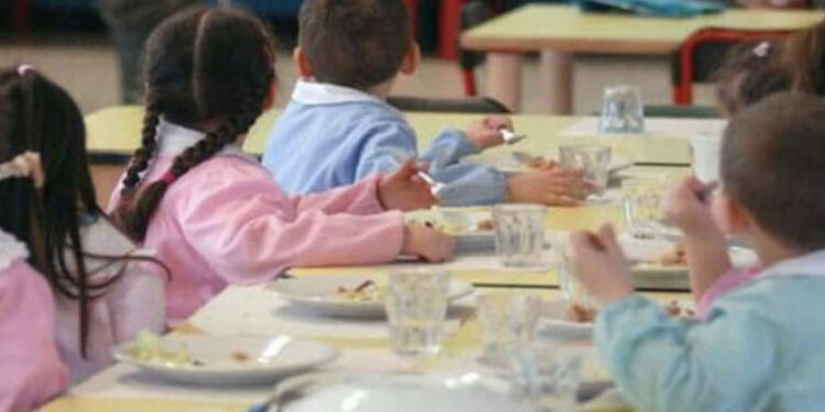 Bimbo morto soffocato all’asilo: impigliato ad un albero per colpa del cappuccio