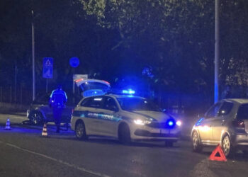 Cagliari, brutto incidente al Cep: auto contro scooter in via Flavio Gioia