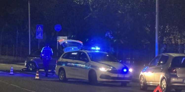 Cagliari, brutto incidente al Cep: auto contro scooter in via Flavio Gioia