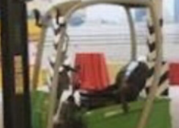 Schiacciato da un muletto dopo essere sceso dal furgone: morto camionista 61enne