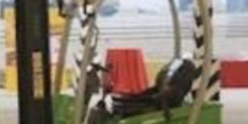 Schiacciato da un muletto dopo essere sceso dal furgone: morto camionista 61enne