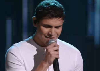 La poesia di EroCaddeo conquista l’Italia: vola in semifinale il cantautore di Sinnai con il suo brano “Punto”