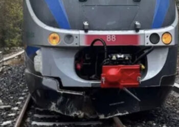 Tragedia sfiorata sui binari: cadono alcuni massi e il treno deraglia, tutti salvi