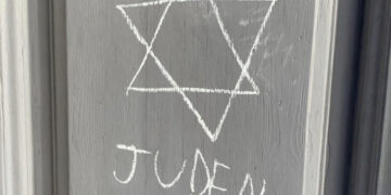 Cagliari, una Stella di David sulla porta del circolo di Fratelli d’Italia: “La sinistra dirà che sono pochi che sbagliano?”