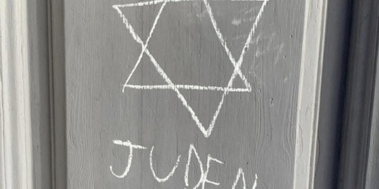 Cagliari, una Stella di David sulla porta del circolo di Fratelli d’Italia: “La sinistra dirà che sono pochi che sbagliano?”