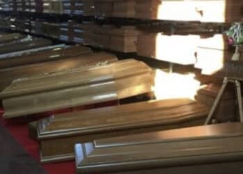 Sta per essere cremata ma si sveglia nella bara: la strana storia di una 65enne