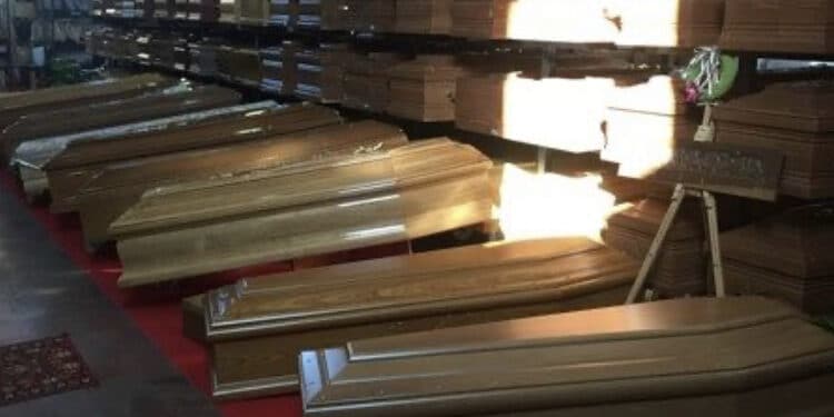 Sta per essere cremata ma si sveglia nella bara: la strana storia di una 65enne