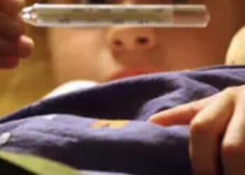 Si lamenta del mal di gola con la madre, poi cade a terra e muore a 11 anni