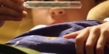 Si lamenta del mal di gola con la madre, poi cade a terra e muore a 11 anni